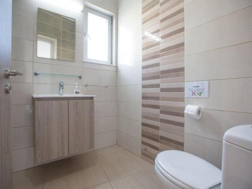 un bagno con un water e un lavandino di Villa Protaras Gold,Brand New, Luxury 5Bdr Protaras Villa With Private Pool Sea Views a Protaras