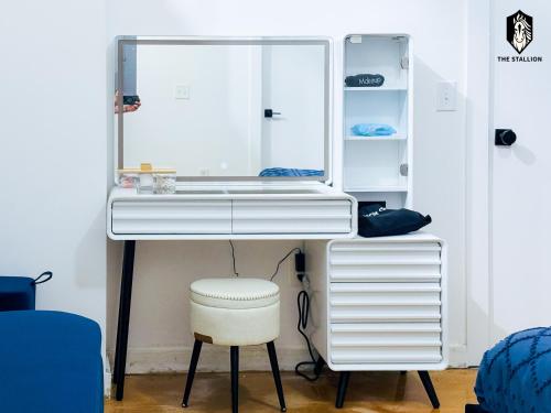 孟菲斯The Stallion #101 - 1BD Modern Loft with Private Patio - Walk to various attractions的镜子下带凳子的白色梳妆台