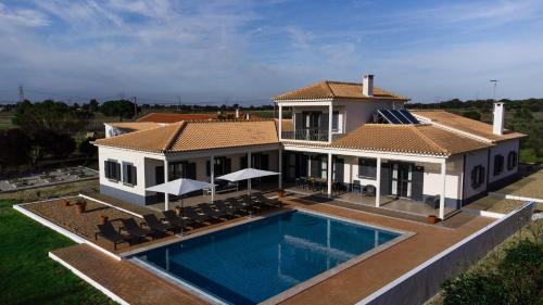 an aerial view of a house with a swimming pool at Grande Setubal Villa 5 Bedrooms Villa Monte Maria Pratas in Setúbal
