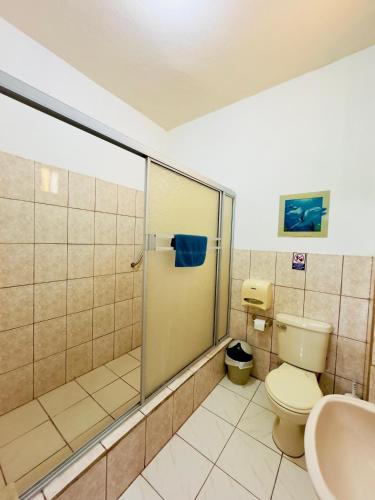 Ένα μπάνιο στο Tintorera Guest House