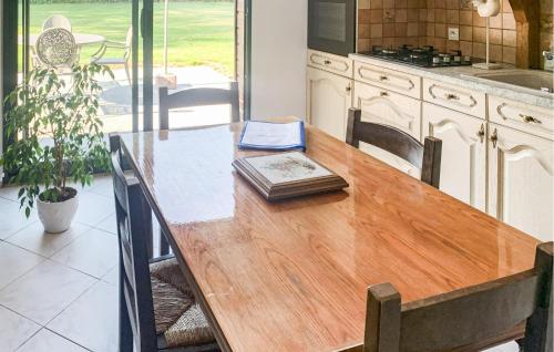 une table en bois dans une cuisine avec un livre dessus dans l'établissement Gorgeous Home In Gueschart With Kitchen, à Gueschart