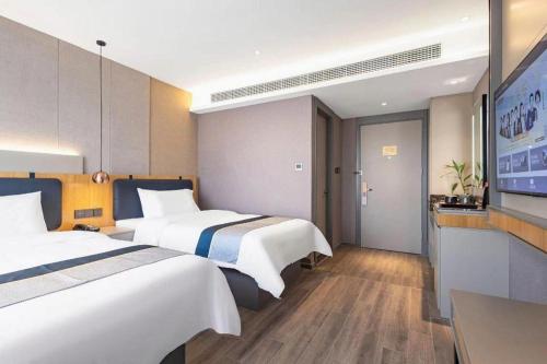 Ένα ή περισσότερα κρεβάτια σε δωμάτιο στο Shell Hotel Shandong Jinan Daming Lake