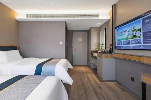 Ένα ή περισσότερα κρεβάτια σε δωμάτιο στο Shell Hotel Shandong Jinan Daming Lake