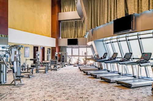 Fitness centrum a/nebo fitness zařízení v ubytování Langfang Arcadia International Hotel