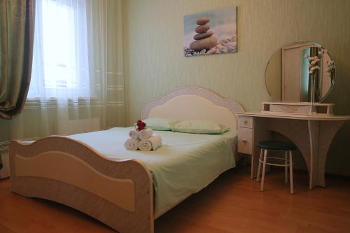 スルグトにあるSurgut Apartments Apartments on Tumenskiy Tract 2 Auraのベッドルーム1室(ベッド1台、動物2匹の詰め物付)