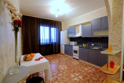 Virtuvė arba virtuvėlė apgyvendinimo įstaigoje Surgut Apartments Apartments on Tumenskiy Tract 2 Aura