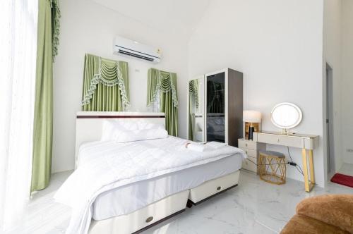 Ένα ή περισσότερα κρεβάτια σε δωμάτιο στο บ้านนอดิต 304 Kanchanaburi