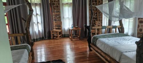Кровать или кровати в номере Chimpanzee Capital Safari Lodge