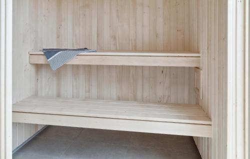 ロービュにあるAmazing Home In Rødby With Wifiのギャラリーの写真