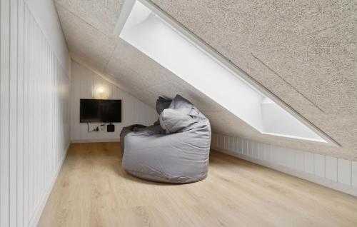 Amazing Home In Rødby With Wifiにあるテレビまたはエンターテインメントセンター
