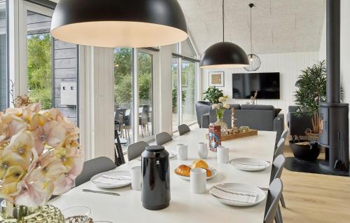 Amazing Home In Rødby With Wifiにあるテレビまたはエンターテインメントセンター