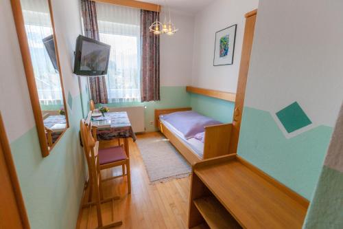 TV a/nebo společenská místnost v ubytování Gasthaus-Gostišče-Trattoria Ogris