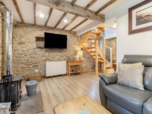 TV a/nebo společenská místnost v ubytování Tawny Owl Barn