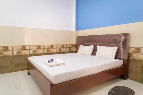 AyodhyaNear Ram Janam Bhumi Hotel ! THE KANHA SHIVA -Free Wi-fi And Parking Facility - Provided Excellent Room Service - Best Homestay In Ayodhya的一间卧室配有一张床,上面有托盘