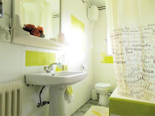 a white bathroom with a sink and a toilet at Casa para grupos grandes en Madrid in Miraflores de la Sierra
