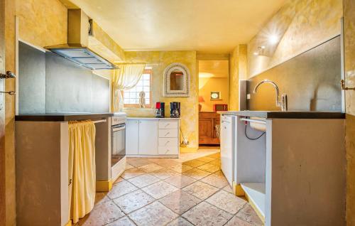 Η κουζίνα ή μικρή κουζίνα στο Stunning Home In Sainte-Trie With Wifi