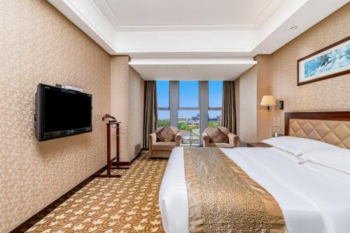 Postel nebo postele na pokoji v ubytování Langfang Arcadia International Hotel