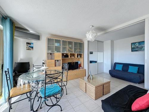 un salon avec une table en verre et un canapé dans l'établissement 4-room,garage,swimming pool,750 m from the beach., à Fréjus