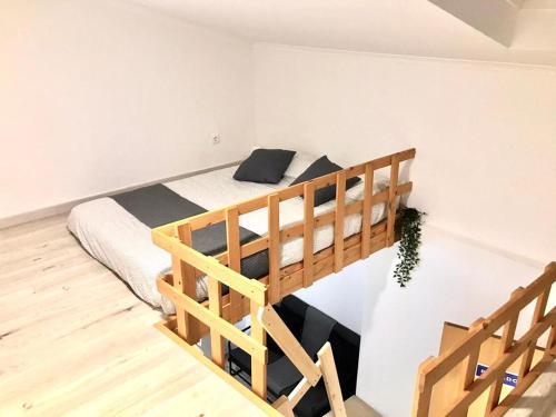 a bedroom with two bunk beds in a room at e5túdio frt in Peniche