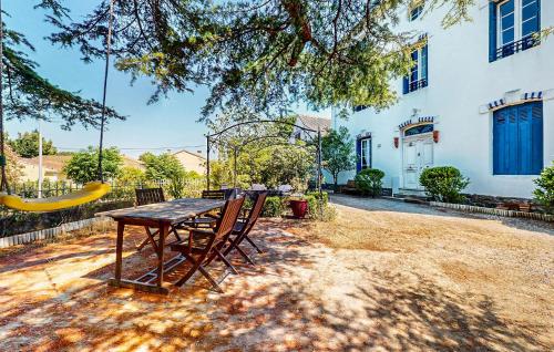 Κήπος έξω από το Awesome Home In Capendu