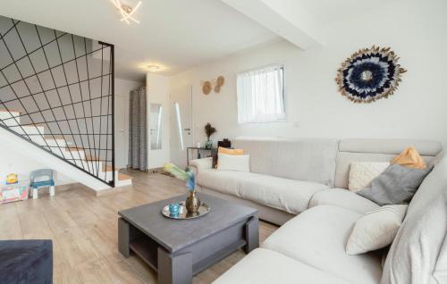 un salon avec un canapé blanc et une table dans l'établissement Stunning Home In Esquay-Notre-Dame, à Esquay-Notre-Dame