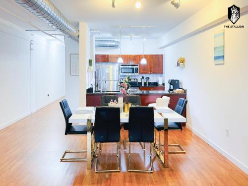 Un comedor y una cocina con mesa y sillas. en The Stallion #204 - Modern Spacious 1BD Loft - Close to Attractions, en Memphis