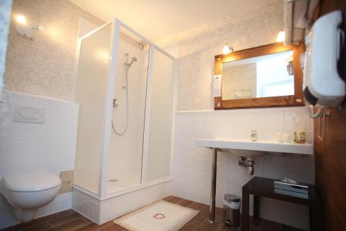 W łazience znajduje się prysznic, toaleta i umywalka. w obiekcie Hôtel Restaurant La Ferme du Père François w mieście Les Rousses