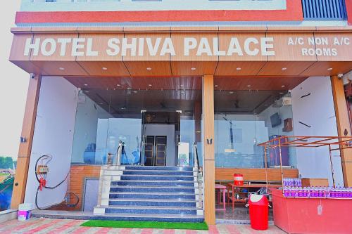 un hôtel shivka palace avec des escaliers devant lui dans l'établissement Hotel Shiva Palace, à Khātu