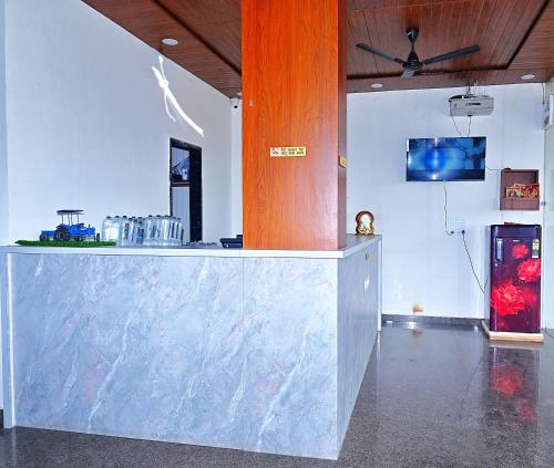 une cuisine avec un comptoir en marbre dans une pièce dans l'établissement Hotel Shiva Palace, à Khātu