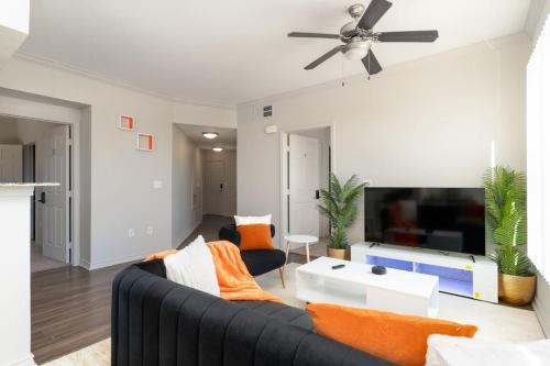 TV a/nebo společenská místnost v ubytování Affordable 2BR Farmers Branch