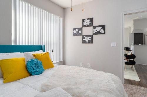 Postel nebo postele na pokoji v ubytování Affordable 2BR Farmers Branch