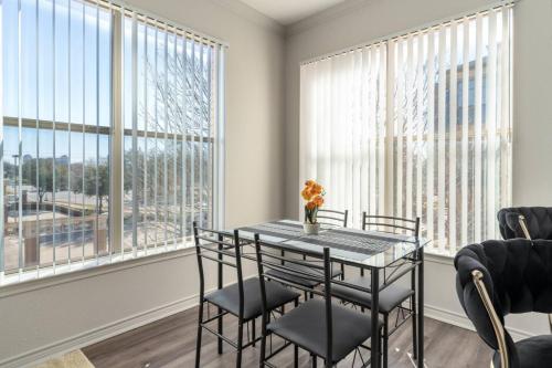 Posezení v ubytování Affordable 2BR Farmers Branch