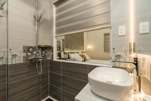 a bathroom with a sink and a mirror at Hanhhome in Ho Chi Minh City