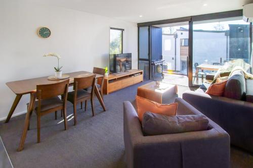 Χώρος καθιστικού στο Central 1BR, Car Park, Lift Access and Extra Bed