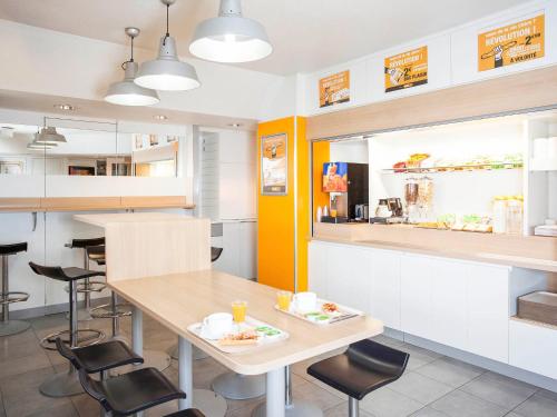 a dining room with a table and chairs at UNISOTEL ex hotelF1 Saint Brieuc in Tregueux