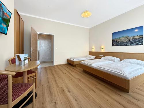 Postel nebo postele na pokoji v ubytování Hotel-Pension Fünfhaus