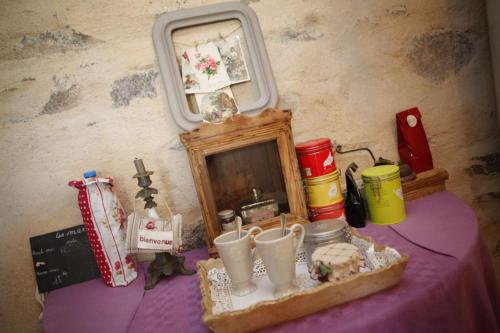 a table with a purple table cloth and a mirror at Chez patricia in Ploubazlanec