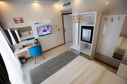 TV a/nebo společenská místnost v ubytování Royal İnci Hotel
