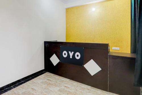 aiya sign on a door in a room at OYO 83128 Kp Guest House in Bāra Banki