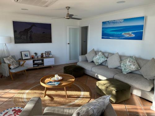 Un lugar para sentarse en Sunset Break Apartments - 1 x 2 Bedroom Upstairs and 1 x 2 Bedroom Downstairs