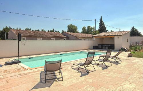 una piscina con 3 sillas y una casa en Maison Avec Piscine Privée, en Monteux