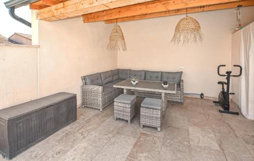 un patio con mesa, sillas y banco en Maison Avec Piscine Privée, en Monteux