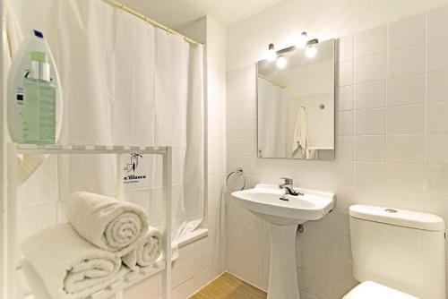 Ένα μπάνιο στο Apartamentos Cala Blanca