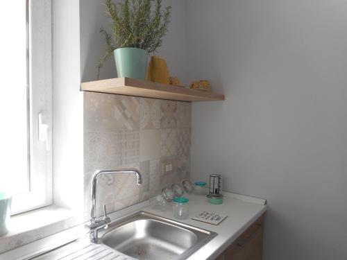 a kitchen counter with a sink and a window at Anaka sweet home in Agrigento