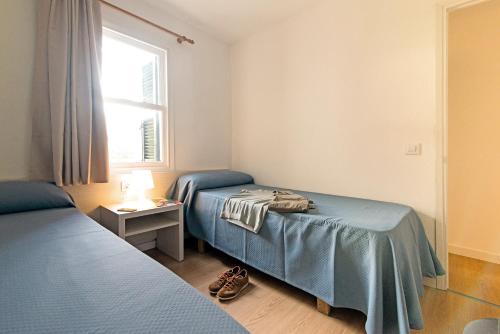 Ένα ή περισσότερα κρεβάτια σε δωμάτιο στο Apartamentos Cala Blanca