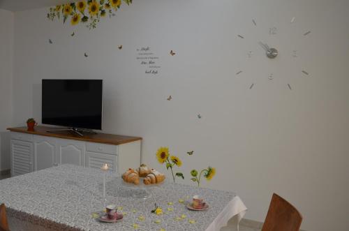 アルカモにあるIl Girasole del Centro Storicoのカボチャとキャンドルが置かれたダイニングテーブル