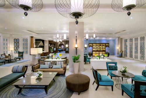 The Bayview Hotel Pattayaにあるシーティングエリア
