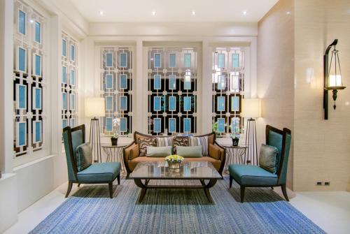 The Bayview Hotel Pattayaにあるシーティングエリア