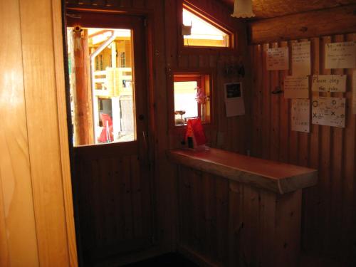 中富良野町にあるログコテージ ひまわりのカウンターと窓が備わる小さな客室です。