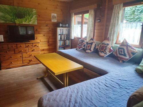 a room with a bench and a table in a cabin at The Hideaway in Želiv